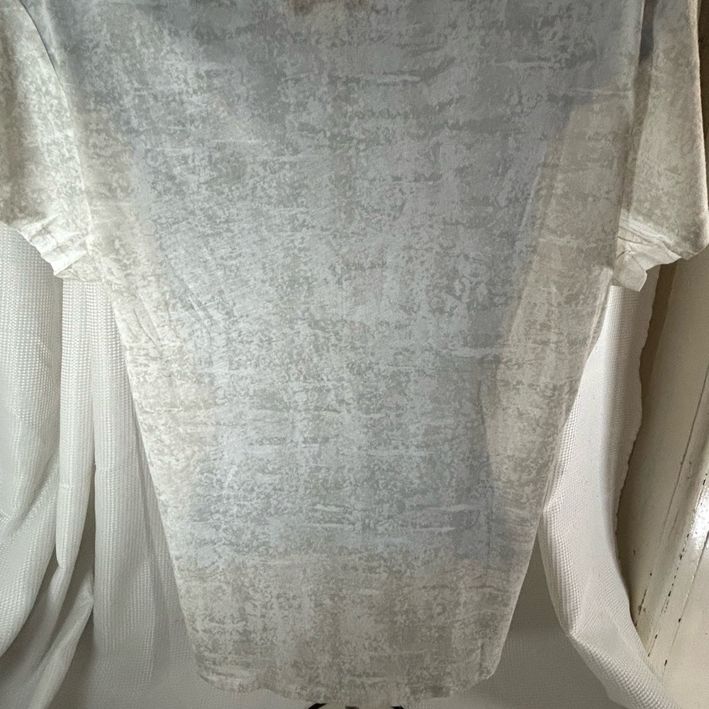 Cold Water Creek women’s v neck camouflage, white and gray short sleeves shirt - Picture 6 of 8